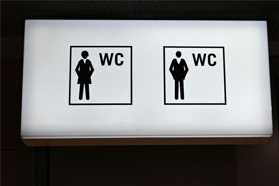 Einsatzkräfte öffneten die Tür und befreiten die junge Frau. (Symbolbild)Arne Dedert/dpa