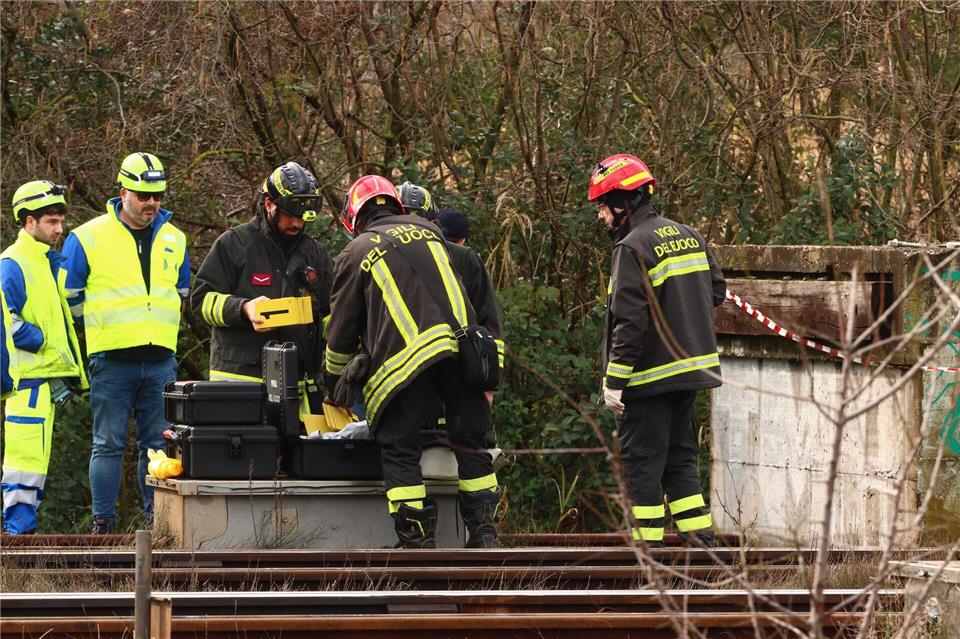 Einsatzkräfte prüfen in der Nähe des Bahnhofs von Pesaro das Ausmaß der Schäden.Davide Gennari/LaPresse via ZUMA Press/dpa
