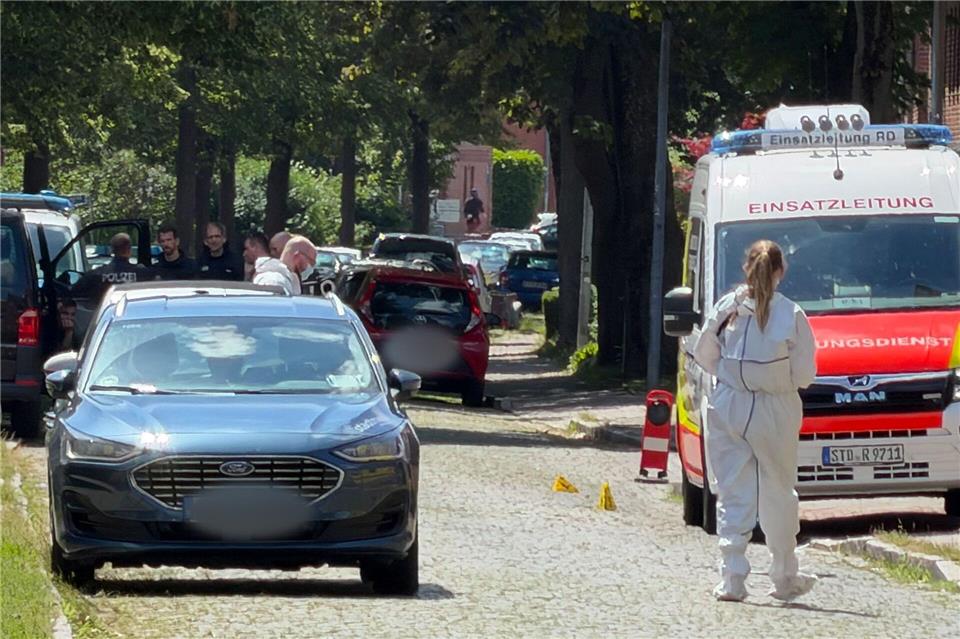 Einsatzkräfte riegelten den Tatort ab.Fabian H�fig/NEWS5/dpa