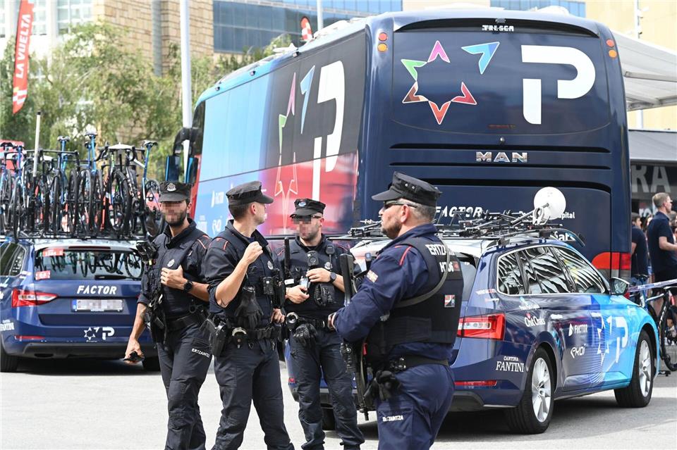 Einsatzkräfte sichern Teamfahrzeuge des Radrennstalls Israel-Premier Tech bei der Vuelta. David De Haro/EUROPA PRESS/dpa