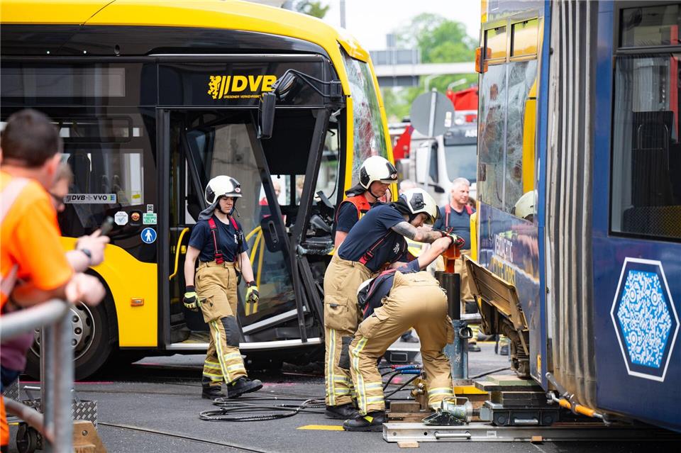 Einsatzkräfte sichern Unfallstelle nach Zusammenstoß von Tram und Bus.Robert Michael/dpa