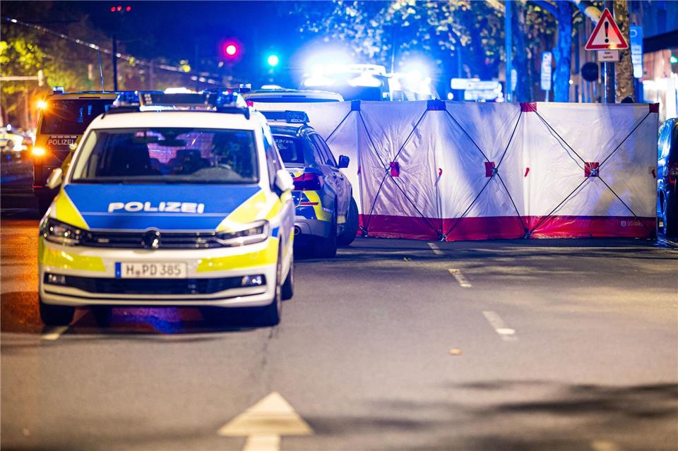 Schüsse in Hannover - Junger Mann stirbt, mehrere Verletzte Einsatzkräfte sichern den Bereich vor Schaulustigen.Moritz Frankenberg/dpa