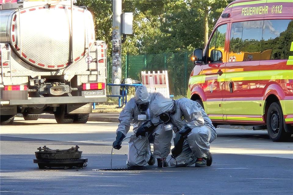 Einsatzkräfte sichern den Rastplatz an der Autobahn 61 ab.-/dpa