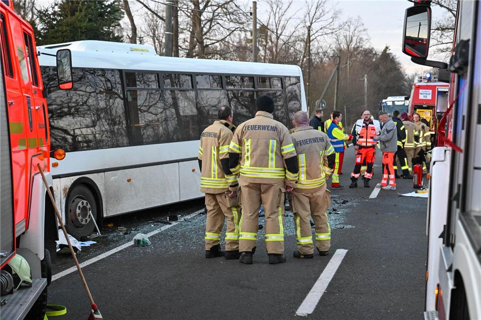 Einsatzkräfte sichern die Unfallstelle auf der S11 in Doberschütz, nachdem ein Linienbus mit einem Auto zusammengestoßen warErik-Holm Langhof/EHL Media/dpa