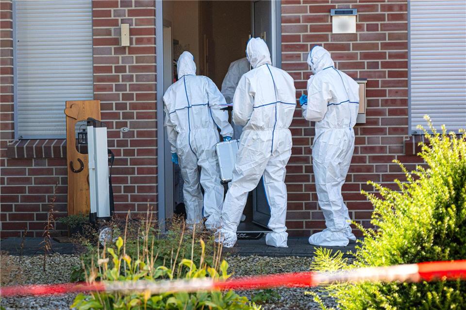 Einsatzkräfte sichern im niedersächsischen Gyhum Spuren am Tatort, nachdem ein 34-Jähriger dort seine Lebenspartnerin getötet haben soll.Sina Schuldt/dpa