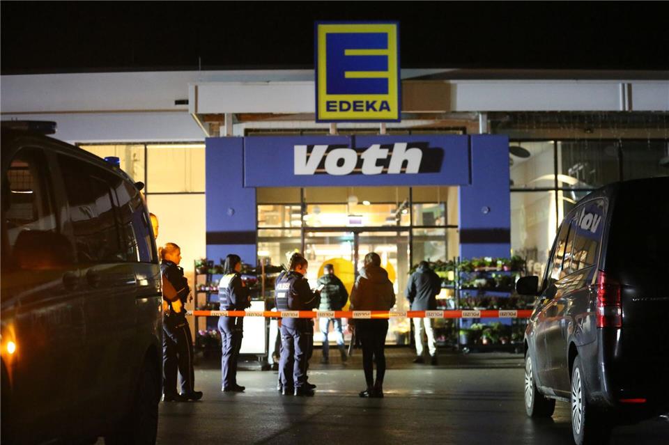 Einsatzkräfte sicherten nach der Tat Spuren in dem Supermarkt. (Archivbild)Christian Müller/dpa