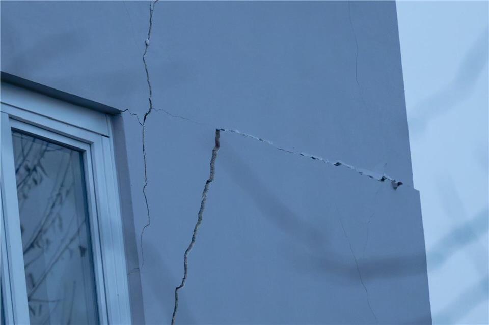 Einsatzkräfte sind am Nachmittag vor Ort. Henning Kaiser/dpa