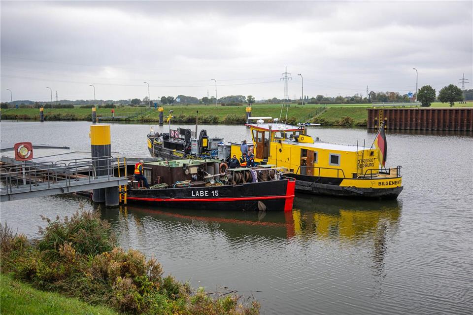 Binnenschiff drohte zu sinken – Öl lief in die Weser Einsatzkräfte sind auf der Suche nach dem Leck im Schiff.Sina Schuldt/dpa