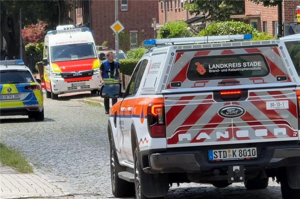Einsatzkräfte stehen nach der Tat in Stade auf der Straße.NWM-TV/dpa