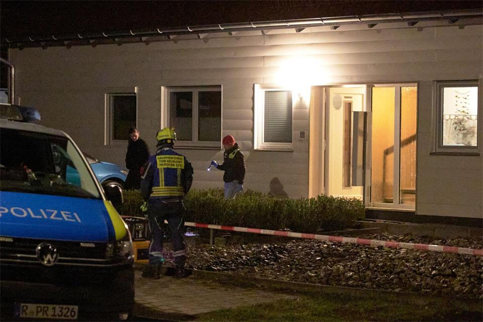 Einsatzkräfte stürmten die Wohnung, in der sich der Mann verschanzt hielt.Tizian Gerbing/dpa