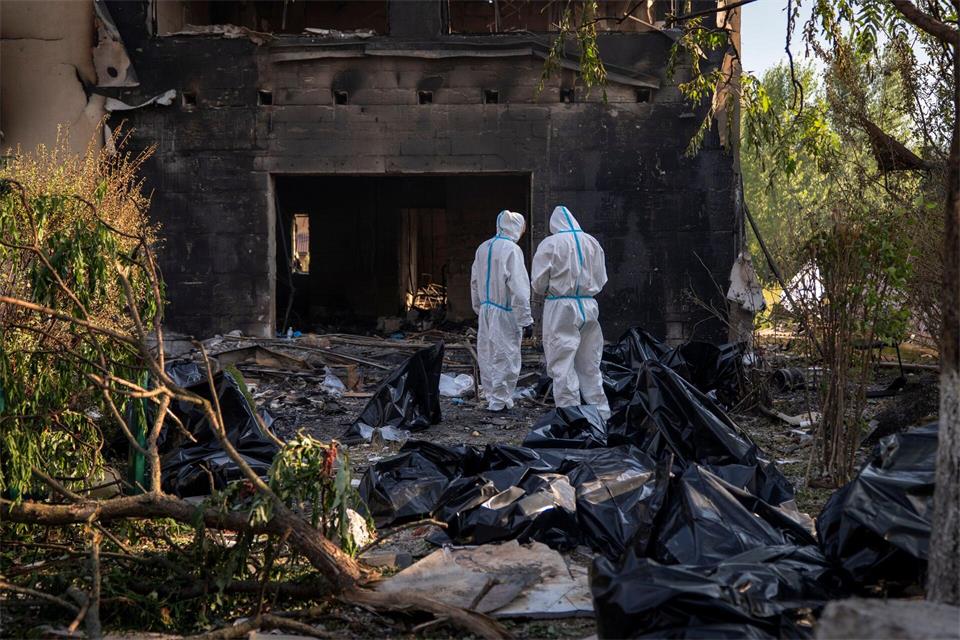 Einsatzkräfte suchen auch noch nach Vermissten infolge des russischen Angriffs auf ein Munitionslager.Dan Bashakov/AP/dpa
