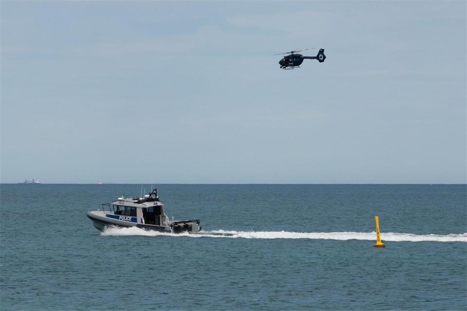 Einsatzkräfte suchten mit Booten und einem Helikopter nach dem Opfer. Andrew O’Connor/Australian Broadcasting Corp/AP/dpa