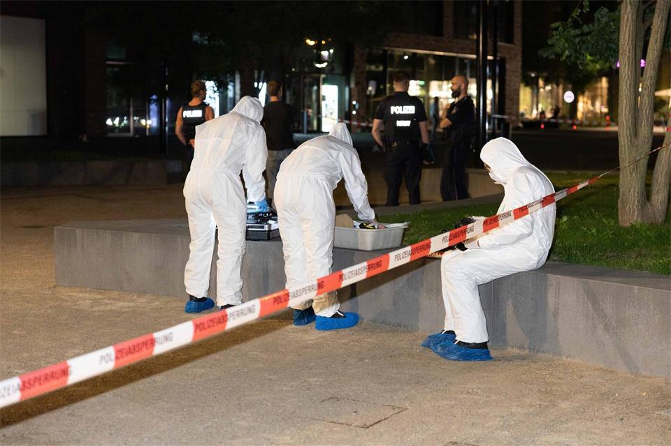 Einsatzkräfte untersuchen nach dem Schuss auf einen 41-Jährigen den Tatort.Jan Ohmen/dpa