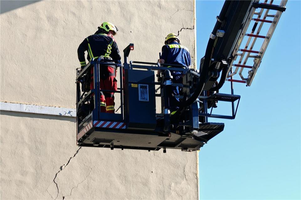 Einsatzkräfte untersuchten einen Riss am betroffenen Bahnhofsgebäude.Carsten Neff/dpa