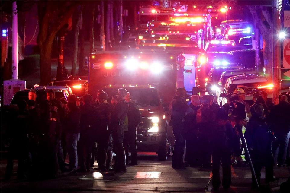 Einsatzkräfte versammeln sich an auf der Waterman Street an der Brown University zu Ermittlungen, nachdem dort Schüsse gefallen waren.Mark Stockwell/AP/dpa