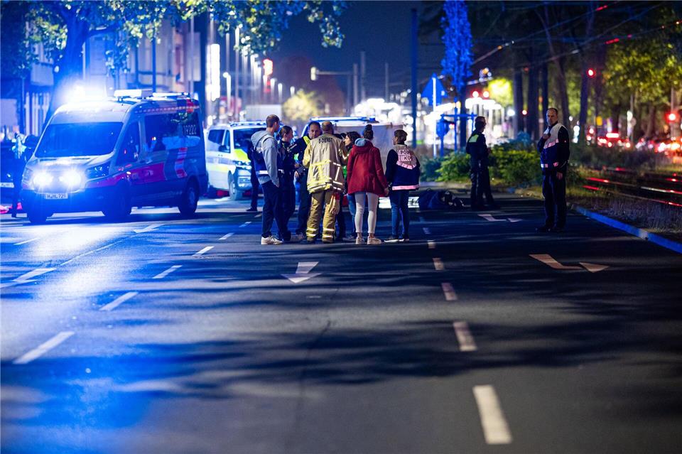 Einsatzkräfte versorgen mehrere Menschen nach einer Schießerei in Hannover. Moritz Frankenberg/dpa