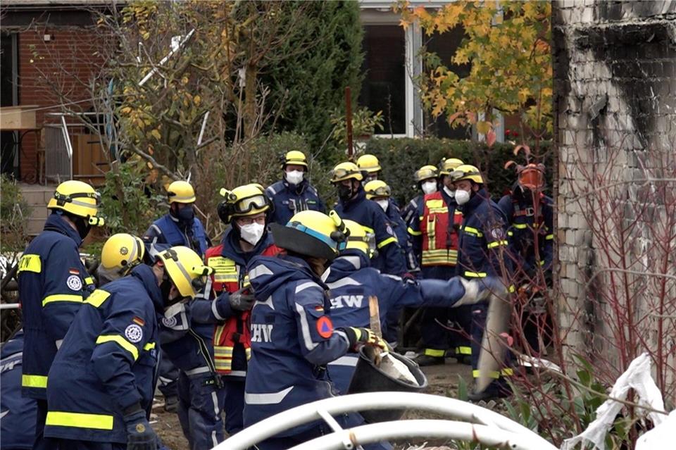 Einsatzkräfte vom THW sind im Einsatz. Die Suche nach einem Vermissten dauert nach der Detonation in Wolfenbüttel an.Benjamin Müller/dpa/TNN/dpa