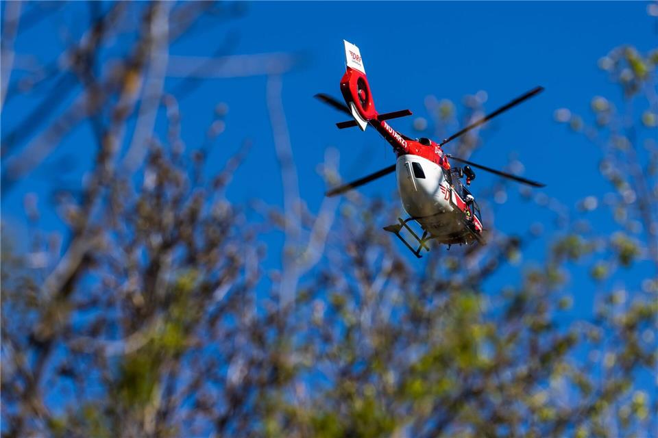 Einsatzkräfte von Bergwacht und ein Rettungshubschrauber waren nach dem tödlichen Absturz am Mönch bei Rathen im Einsatz. (Symbolbild)Philipp von Ditfurth/dpa