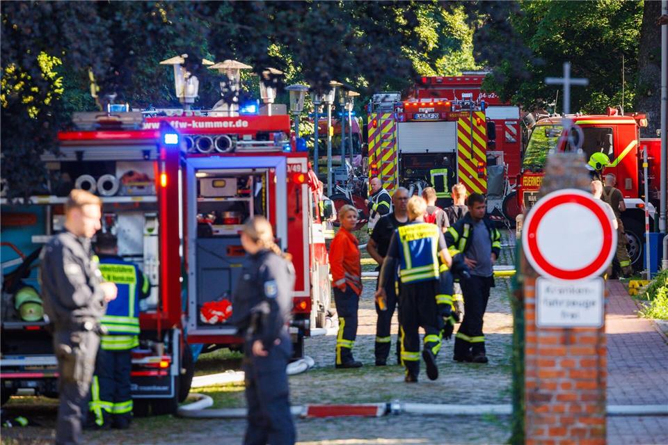 Einsatzkräfte von Feuerwehr und Polizei sind in Ludwigslust im Rettungseinsatz.Jens Büttner/dpa