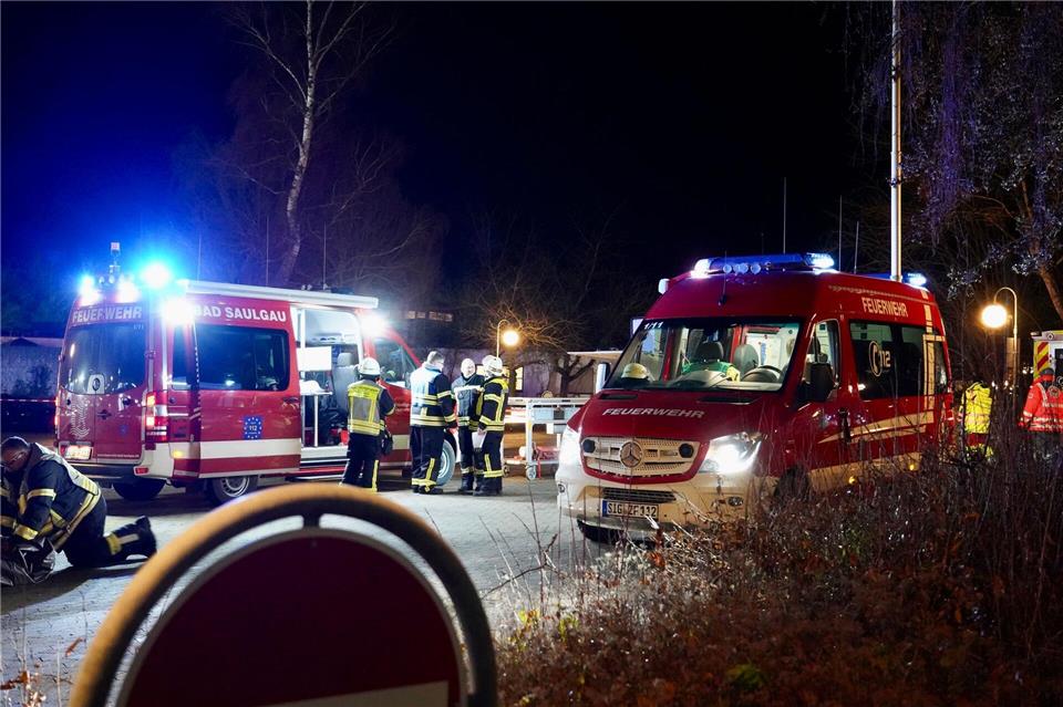 Einsatzkräfte von Feuerwehr und Rettungsdienst sind nach dem Austritt von Clorgas an der Therme im Einsatz. Braun/swd-medien/dpa