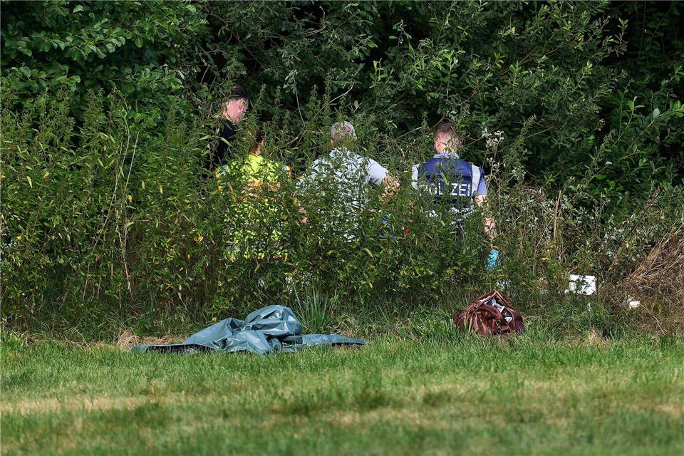 Einsatzkräfte von Polizei und Feuerwehr wurden zur Unglücksstelle gerufen.Marcus Golejewski/dpa