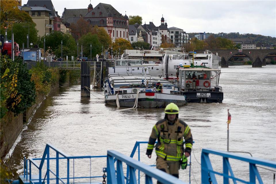Havarie-Frachter liegt weiter am Moselufer  Einsatzkräfte wollen das Leck abdichten.Sascha Ditscher/dpa