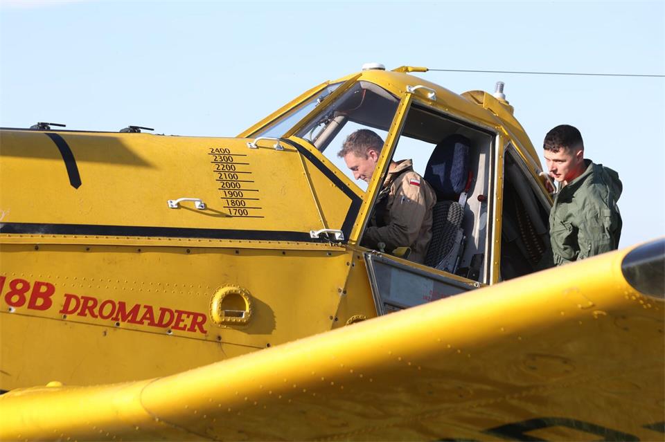 Einsatzkräfte wurden in diesem Jahr bei Löscharbeiten auch von dem Löschflugzeug unterstützt. (Archivbild)Matthias Bein/dpa
