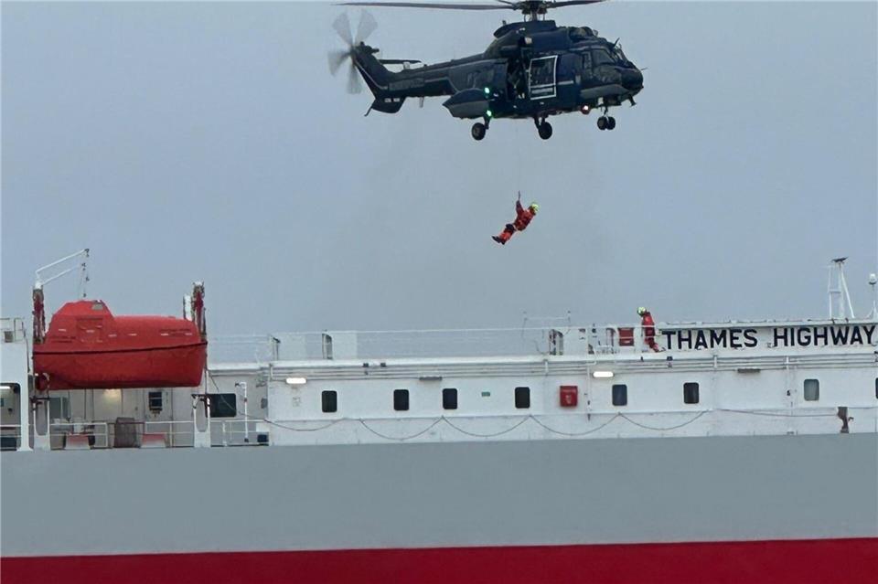 Einsatzkräfte wurden per Helikopter an Land gebracht.--/Havariekommando/dpa