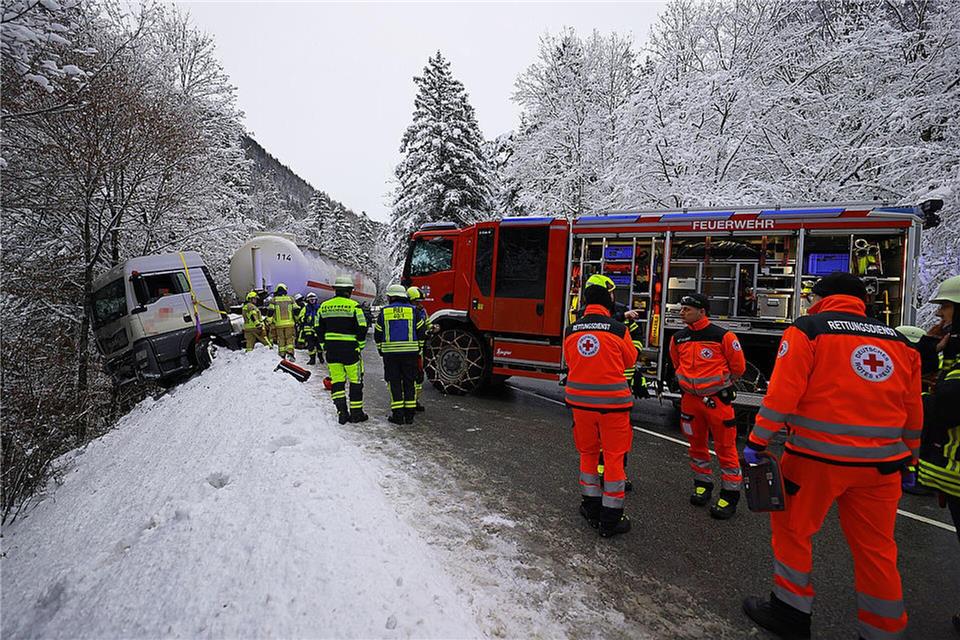Einsatzkräfte zogen den Sattelzug nach dem Vorfall am Montagmorgen wieder auf die Straße.-/BRK Berchtesgadener Land/dpa