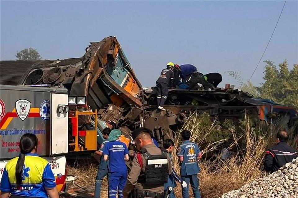 Einsatzteams versuchten, eingeschlossene Menschen zu befreien.Uncredited/State Railway of Thailand/AP/dpa