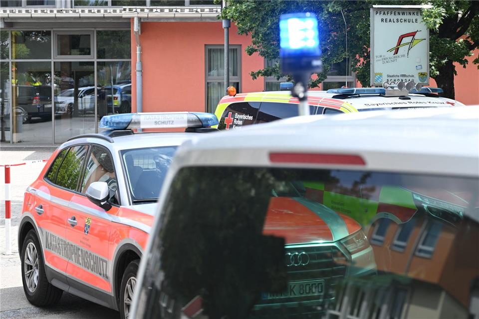 Einsatzwagen auf dem Schulhof.Lennart Preiss/dpa