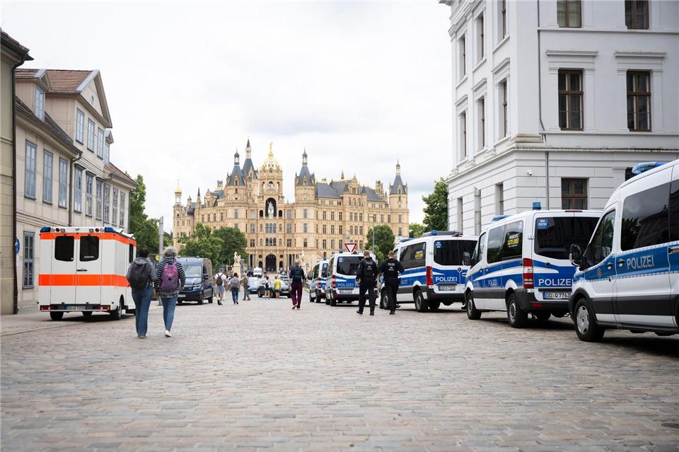 Einsatzwagen aus Sachsen haben vor der Staatskanzlei in unmittelbarer Nähe des Alten Gartens Aufstellung genommen.Philip Dulian/dpa