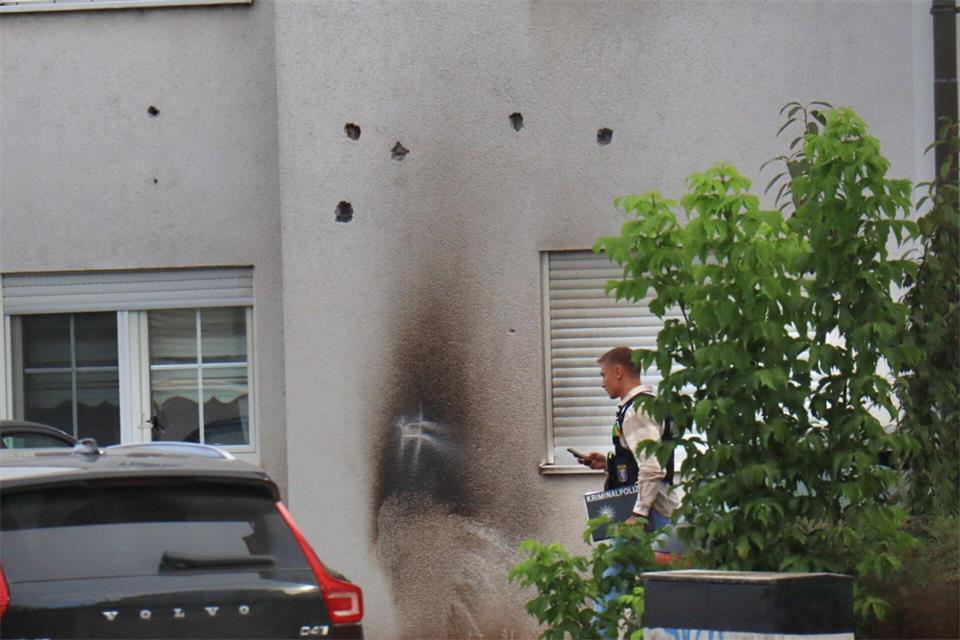Einschusslöcher und Brandspuren sind deutlich zu sehen.René Priebe/dpa