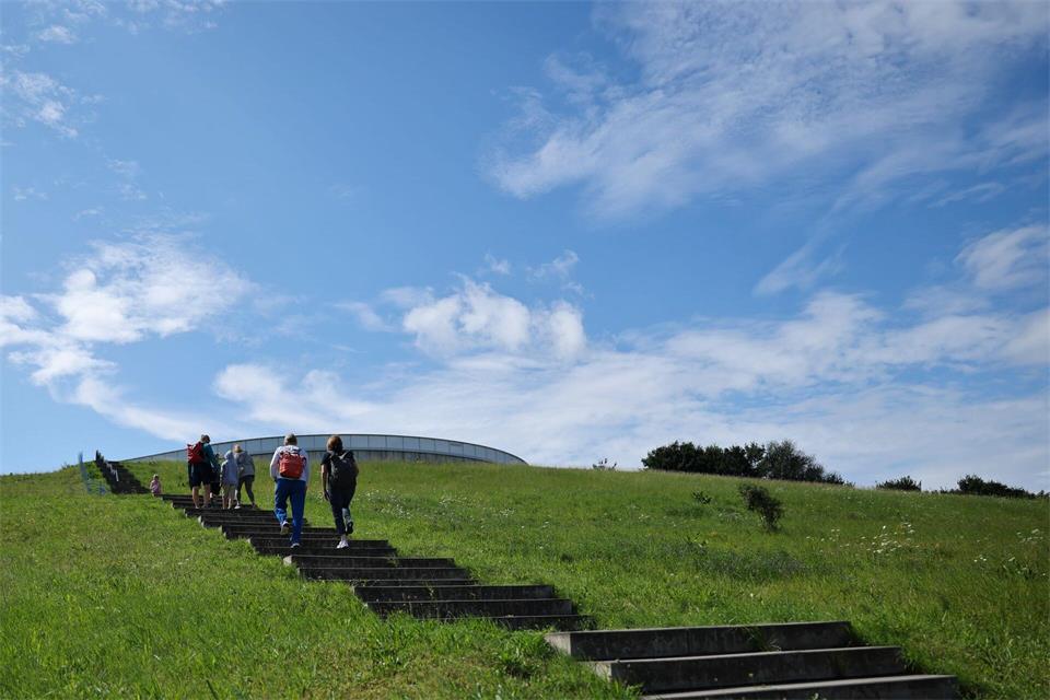 Einst Deponie, nun Ort zum Lernen und Weitblicken: der Energieberg Georgswerder. (Archivbild)Christian Charisius/dpa