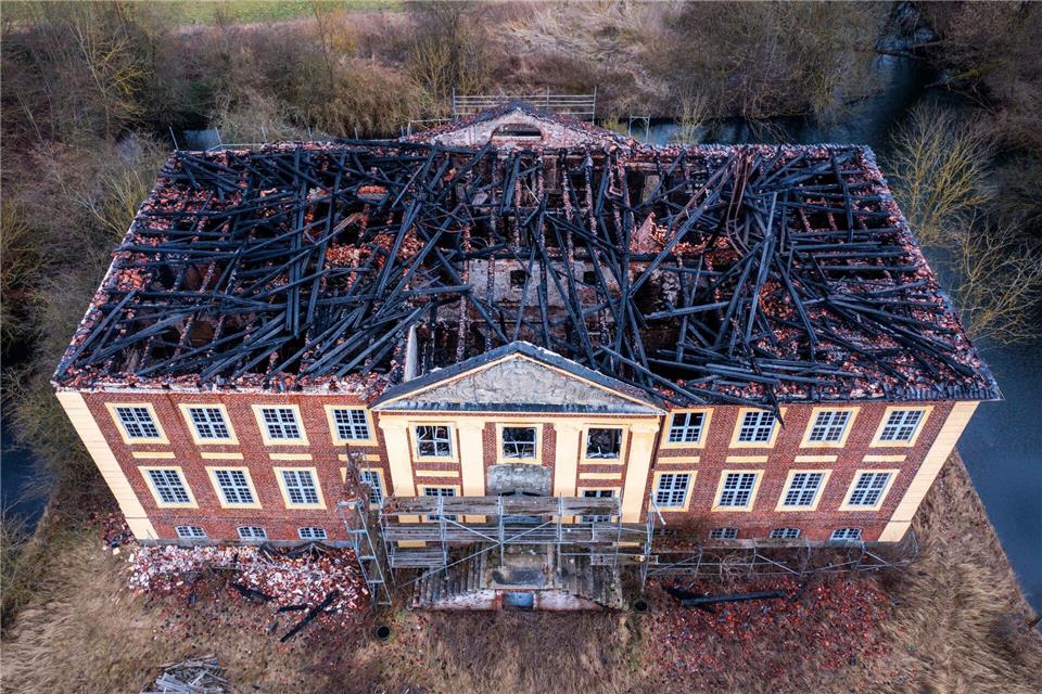 Einst Filmkulisse, nun Brandruine - das Wasserschloss Johannstorf bei Dassow in Nordwestmecklenburg.Jens Büttner/dpa