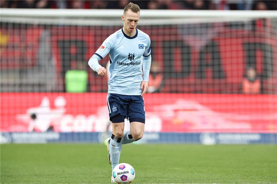 Einst HSV-Kapitän, heute für Holstein Kiel am Ball: Sebastian Schonlau. (Archivbild)Daniel Karmann/dpa