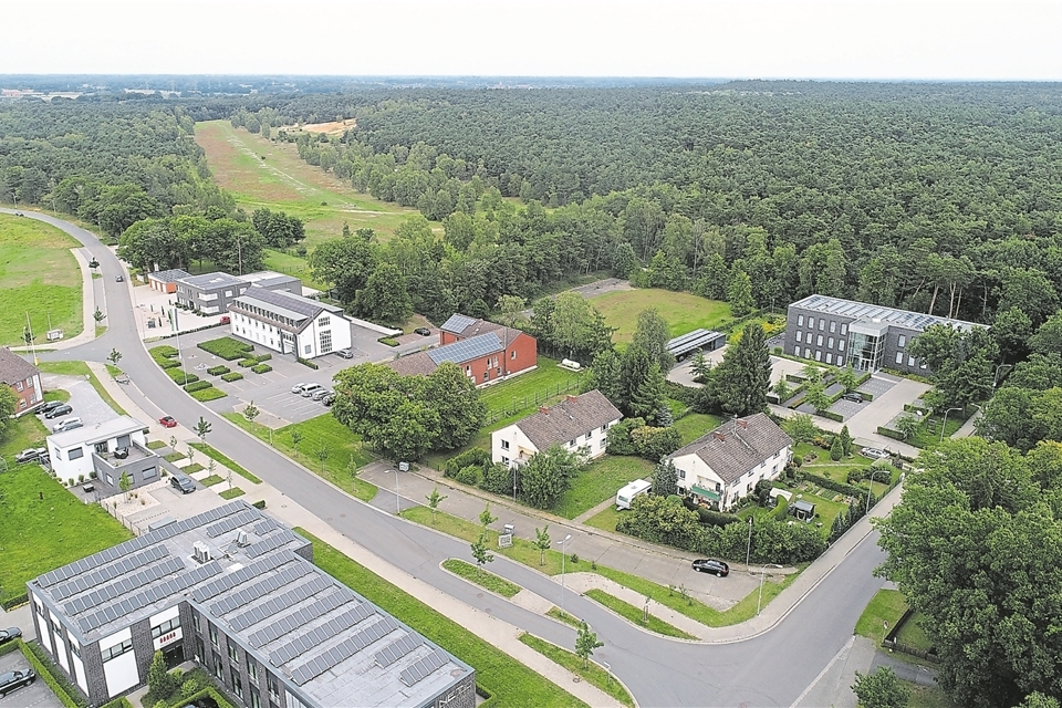Stadtrand statt „grüner Wiese“ Einst Kaserne, jetzt Gewerbegebiet: Im Hendrik-de-Wynen-Gewerbepark ist die Umwandlung weit vorangeschritten. Im „inneren Ring“ (oben links) sind noch Flächen frei. Der angrenzende Fliegerberg (oben rechts) bleibt tabu.