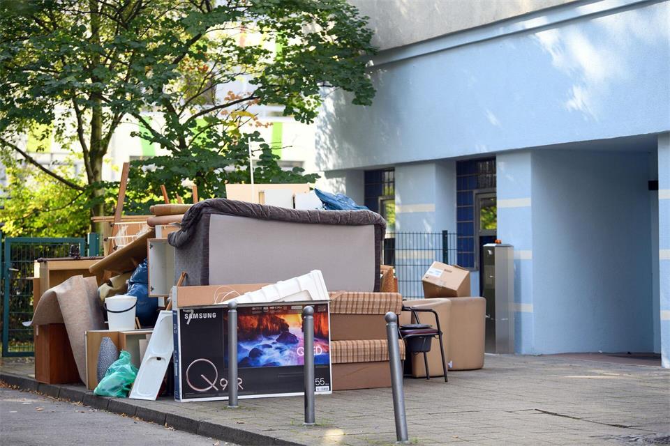 Einst Lieblingsplatz einer geliebten Person, jetzt Sperrmüll? Einen Haushalt nach einem Todesfall aufzulösen, ist für viele Angehörige eine emotionale Herausforderung. picture alliance/dpa/dpa-Zentralbild