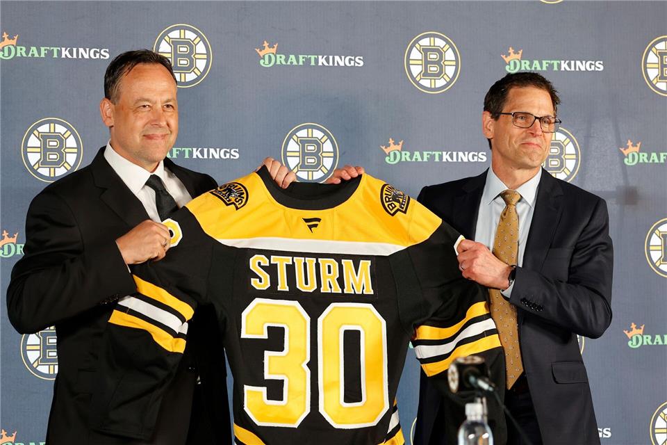 Marco Sturm schreibt NHL-Geschichte - Traumstart in Boston Einst Spieler, nur Trainer in Boston: Marco Sturm (l).Mary Schwalm/AP/dpa