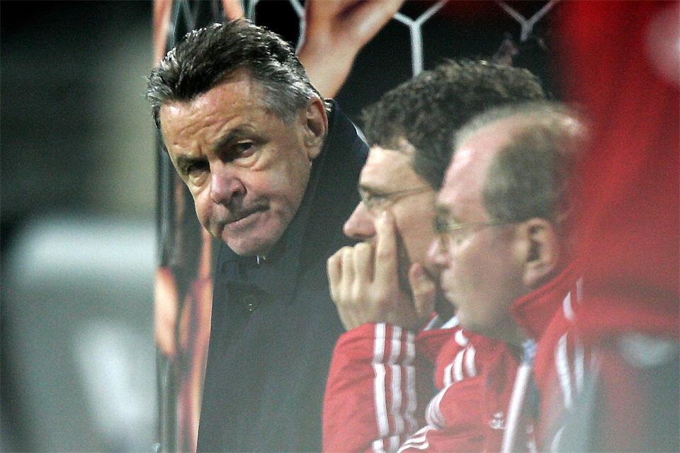Einst beim FC Bayern Seite an Seite: Coach Ottmar Hitzfeld (l) und Co-Trainer Michael Henke (M). (Archivbild)picture-alliance/ dpa