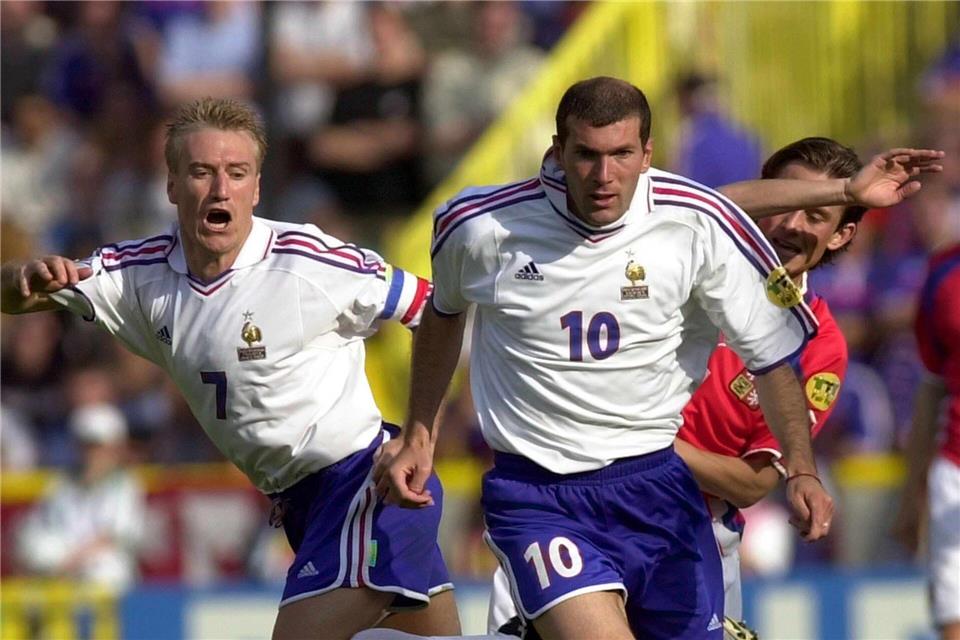 Einst ein kongeniales Duo im Nationalteam: Didier Deschamps (l.) und Zinédine Zidane. (Archivbild)Oliver Berg/dpa
