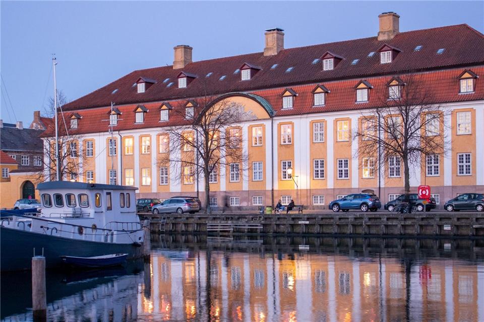 Einst königliches Waisenhaus, dann Marinehospital, zwischendurch Gefängnis: das Hotel „Kanalhuset“ im Stadtteil Christianshavn, wo man heute an langen Tischen zusammen speist.Giuseppe Liverino/VisitCopenhagen/dpa-tmn