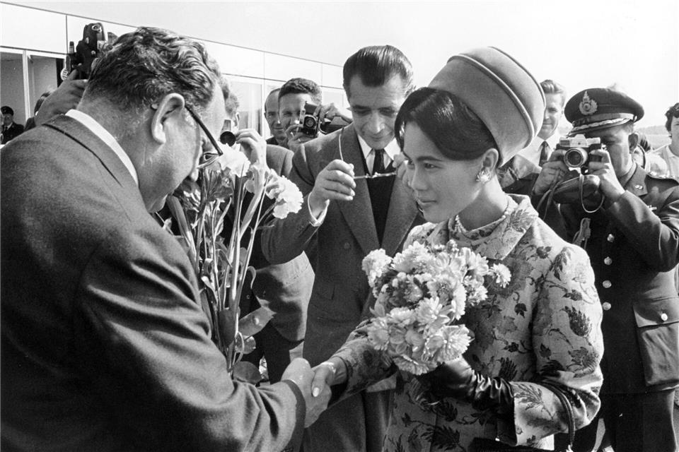 „Asiens Jacky Kennedy“: Thailands Ex-Königin Sirikit ist tot  Einst schien die halbe Welt der Königin zu Füßen zu liegen. (Archivbild)picture alliance / Georg Göbel/dpa