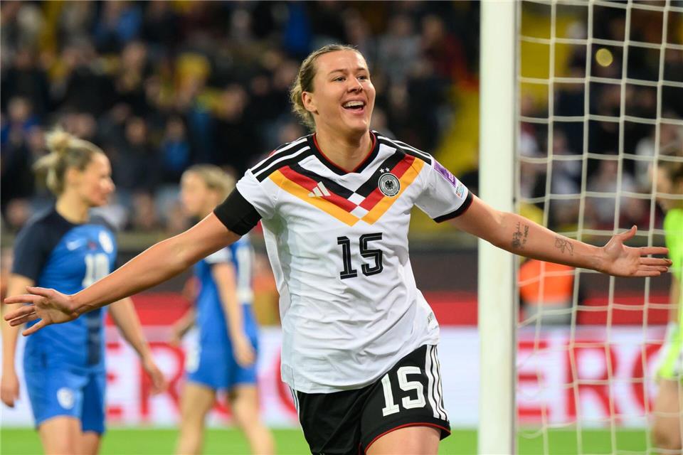 Einstand nach Maß: Larissa Mühlhaus feiert in ihrem ersten Länderspiel ihr erstes Tor.Robert Michael/dpa