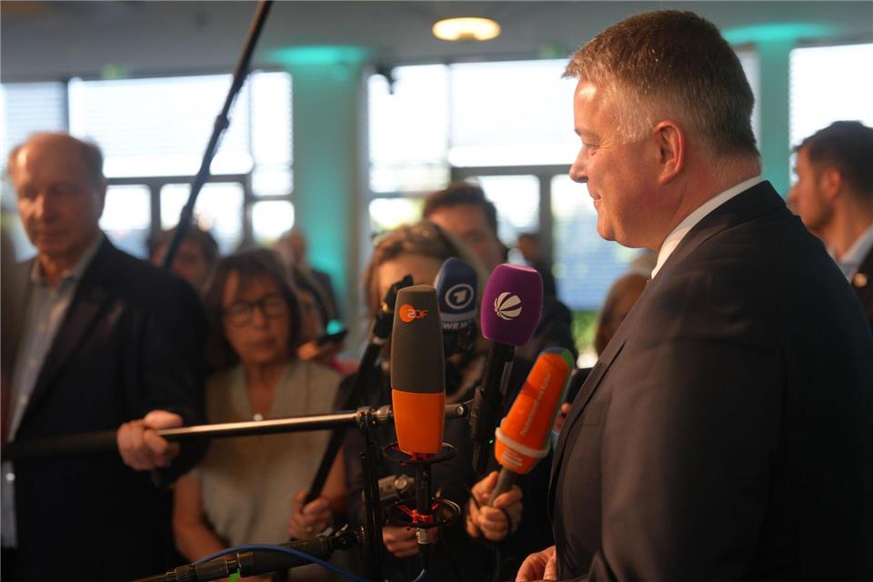 Einstimmig stimmt die CDU für den Koalitionsvertrag mit der SPD.Thomas Frey/dpa