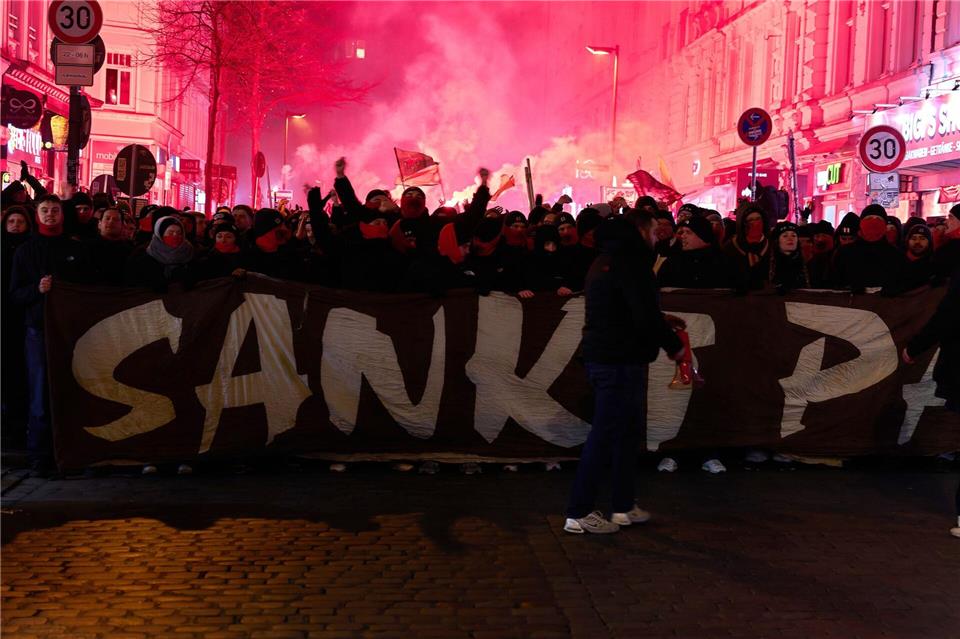Einstimmung aufs Stadtderby: FC St. Paulis Anhänger beim Fanmarsch.Marcus Golejewski/dpa