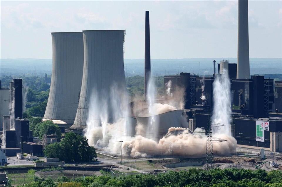 Einstürzende Industriebauten: Zwei Kühltürme eines Kohlekraftwerks in Gelsenkirchen fallen bei einer Sprengung in sich zusammenHenning Kaiser/dpa