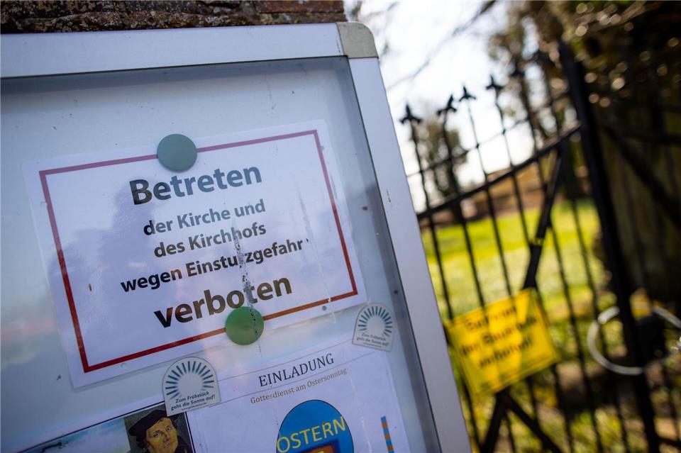 Einsturzgefahr am Kirchturm – Umwege für Autofahrer auf B104Jens Büttner/dpa-Zentralbild/dpa