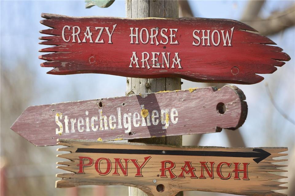 Eintauchen in die Welt des Wilden Westens: Zum Start in die neue Saison wurden Teile der Westernstadt in Hasselfelde im Harz neu gestaltet wie das Eingangsportal, die Trapper Lodge und das Old West Museum (Archivbild)Matthias Bein/dpa