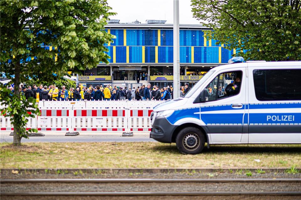 Eintracht Braunschweig hat zwei Fans Stadionverbote erteilt. (Archivfoto)Moritz Frankenberg/dpa